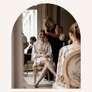 préparation mariée chignon minimaliste arche